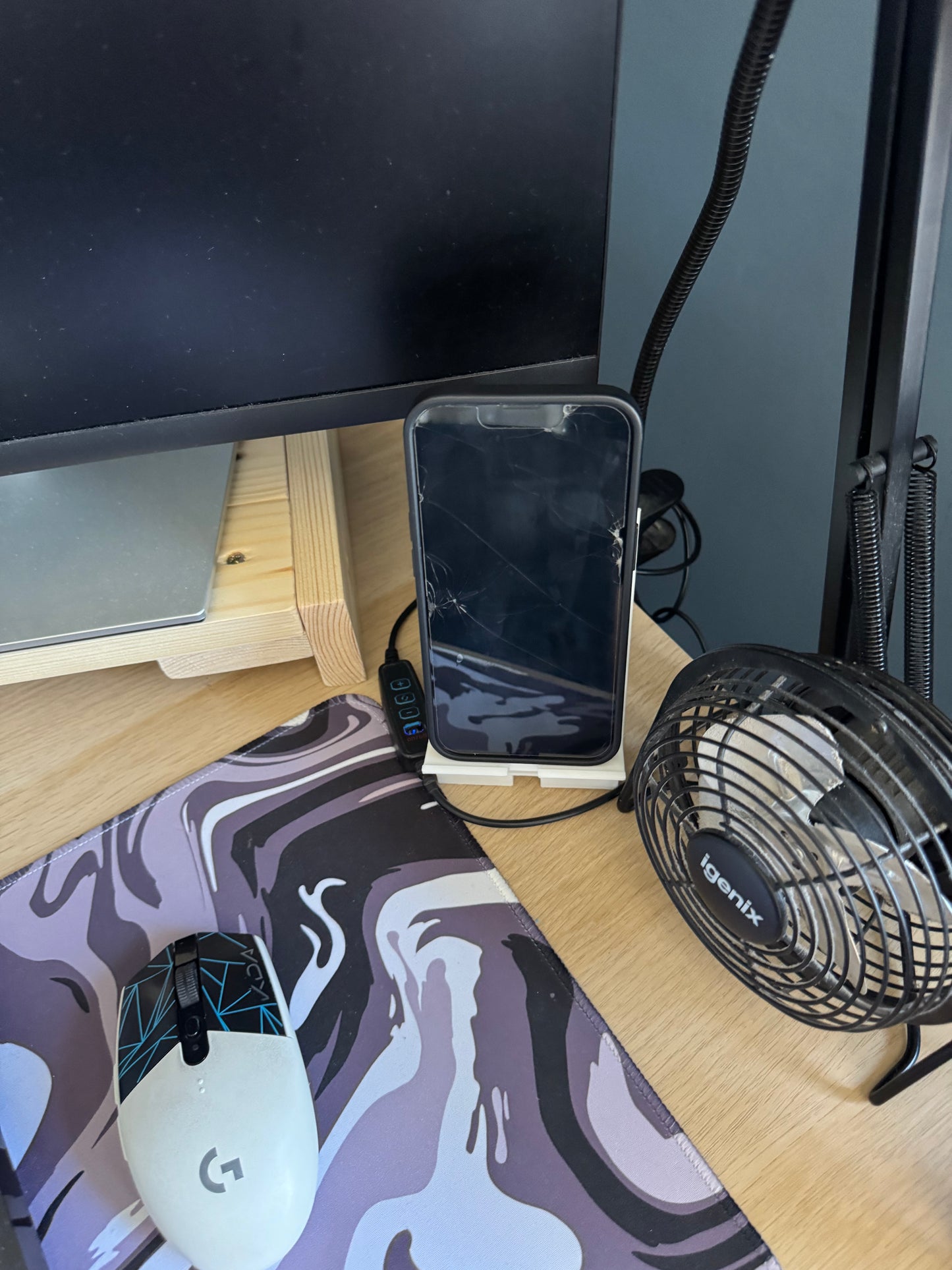 Harvmar Prints - Minimilaist Phone Stand